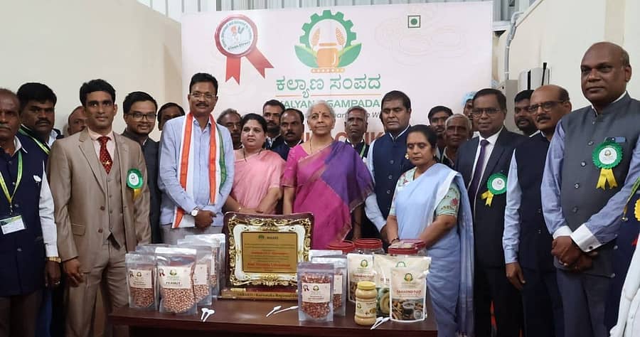 ಕೂಡ್ಲಿಗಿ ತಾಲ್ಲೂಕಿನ ಗುಡೇಕೋಟೆ ಸಮೀಪದ ಕಸಾಪುರದಲ್ಲಿ ಶುಕ್ರವಾರ ಮೌಲ್ಯವರ್ಧಿತ ರೈತ ಉತ್ಪನ್ನಗಳೊಂದಿಗೆ ಕೇಂದ್ರದ ಹಣಕಾಸು ಸಚಿವೆ ನಿರ್ಮಲಾ ಸೀತಾರಾಮನ್ ಮತ್ತು ಇತರ ಗಣ್ಯರು ಫೋಟೊ ತೆಗೆಸಿಕೊಂಡರು –ಪ್ರಜಾವಾಣಿ ಚಿತ್ರ