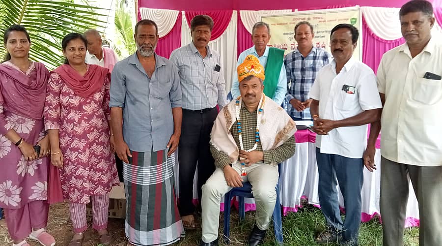 <div class="paragraphs"><p>ಶ್ರೀರಂಗಪಟ್ಟಣ ತಾಲ್ಲೂಕಿನ ಪಾಲಹಳ್ಳಿಯ ರೈತ ಪಿ.ಡಿ. ತಿಮ್ಮಪ್ಪ ಅವರ ತೋಟದಲ್ಲಿ ರಾಷ್ಟ್ರೀಯ ನೈಸರ್ಗಿಕ ಕೃಷಿ ಅಭಿಯಾನ (ಎನ್‌ಎಂಎನ್‌ಎಫ್‌) ಯೋಜನೆಯಡಿ ಕೃಷಿ ಇಲಾಖೆ ಶುಕ್ರವಾರ ಏರ್ಪಡಿಸಿದ್ದ ರೈತ ಜಾಗೃತಿ ಕಾರ್ಯಕ್ರಮದಲ್ಲಿ ಕೃಷಿ ಇಲಾಖೆ ಜಂಟಿ ನಿರ್ದೇಶಕ ವಿ.ಎಸ್‌. ಅಶೋಕ್‌ ಅವರನ್ನು ರೈತರು ಸನ್ಮಾನಿಸಿದರು.</p></div>