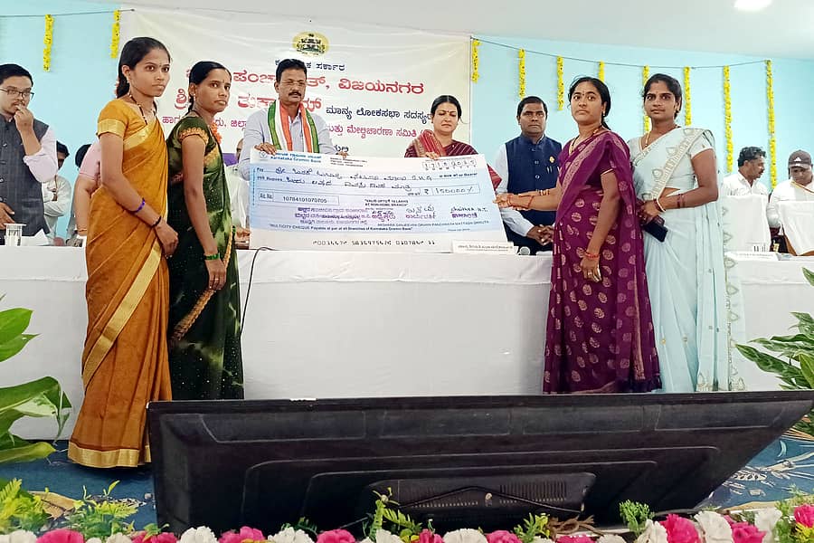 ಕೂಡ್ಲಿಗಿ ಪಟ್ಟಣದ ಶ್ರೀಮತಿ ಅಂಗಡಿ ವೀರಮ್ಮ ತಿರುಕಪ್ಪ ಸರ್ಕಾರಿ ಪ್ರಥಮ ದರ್ಜೆ ಕಾಲೇಜಿನಲ್ಲಿ ಶುಕ್ರವಾರ ನಡೆದ ಜಿಲ್ಲಾ ಅಭಿವೃದ್ಧಿ ಸಮನ್ವಯ ಮತ್ತು ಮೇಲ್ವೀಚಾರಣೆ ಸಭೆಯಲ್ಲಿ ಸಂಸದ ಇ. ತುಕಾರಾಂ ಸ್ತ್ರೀ ಶಕ್ತಿ ಸಂಘದ ಫಲಾನುಭವಿಗಳಿಗೆ ಚೆಕ್ ವಿತರಣೆ ಮಾಡಿದರು