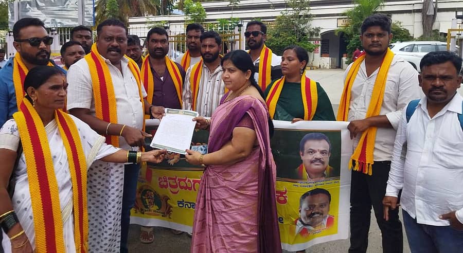 ಚುನಾವಣಾ ಶಾಖೆ ತಹಶೀಲ್ದಾರ್ ಬೀಬಿ ಫಾತಿಮ ಅವರಿಗೆ ಮನವಿ ಸಲ್ಲಿಸಿದ ಕರುನಾಡ ವಿಜಯಸೇನೆ ಜಿಲ್ಲಾ ಘಟಕ