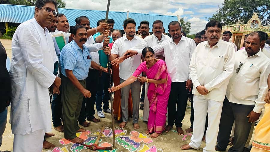 ನಂಜನಗೂಡು ತಾಲ್ಲೂಕಿನ ಹೆಮ್ಮರಗಾಲ ಗ್ರಾಮದಲ್ಲಿ ಒಸಾಟ್ ಎಜುಕೇಷನ್ ಚಾರಿಟಬಲ್ ಟ್ರಸ್ಟ್ ವತಿಯಿಂದ ₹1.10 ಕೋಟಿ  ವೆಚ್ಚದ ಕೆ.ಪಿ.ಎಸ್.ಇ ಶಾಲೆಯ ಹೆಚ್ಚುವರಿ ಕಟ್ಟಡ ಕಾಮಗಾರಿಗೆ ಶಾಸಕ ದರ್ಶನ್ ಧ್ರುವನಾರಾಯಣ ಭೂಮಿ ಪೂಜೆ ನೆರವೇರಿಸಿದರು