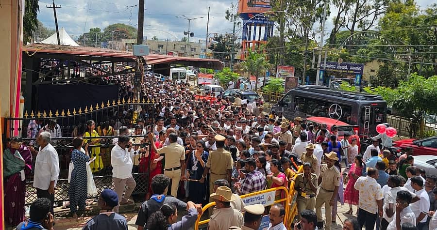 ಹಾಸನದ ಹಾಸನಾಂಬ ದೇಗುಲದ ಪ್ರವೇಶ ದ್ವಾರದ ಬಳಿ  ಶುಕ್ರವಾರ ಸಾವಿರಾರು ಭಕ್ತರು ನೆರೆದಿದ್ದರು.
ಪ್ರಜಾವಾಣಿ ಚಿತ್ರ/ಅತೀಖುರ್‌ ರಹಮಾನ್‌