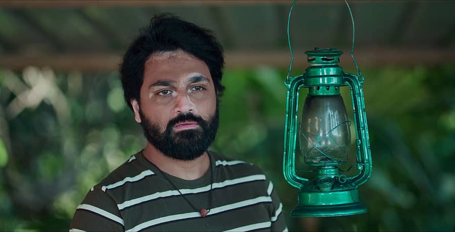 <div class="paragraphs"><p>‘ಬಿಳಿಚುಕ್ಕಿ ಹಳ್ಳಿಹಕ್ಕಿ’ ಚಿತ್ರದ ದೃಶ್ಯ</p></div>