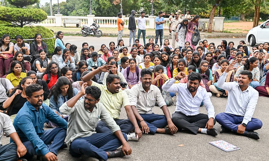 ಸರ್ಕಾರದಲ್ಲಿ ಖಾಲಿಯಿರುವ ಹುದ್ದೆ ಭರ್ತಿ ಮಾಡುವಂತೆ ಒತ್ತಾಯಿಸಿ ವಿದ್ಯಾರ್ಥಿ ಸಂಘಟನೆ ಸದಸ್ಯರು ಮಾನಸ ಗಂಗೋತ್ರಿ ಆವರಣದ ಕ್ಲಾಕ್‌ ಟವರ್‌ ಬಳಿ ಶುಕ್ರವಾರ ಪ್ರತಿಭಟಿಸಿದರು ಪ್ರಜಾವಾಣಿ ಚಿತ್ರ
