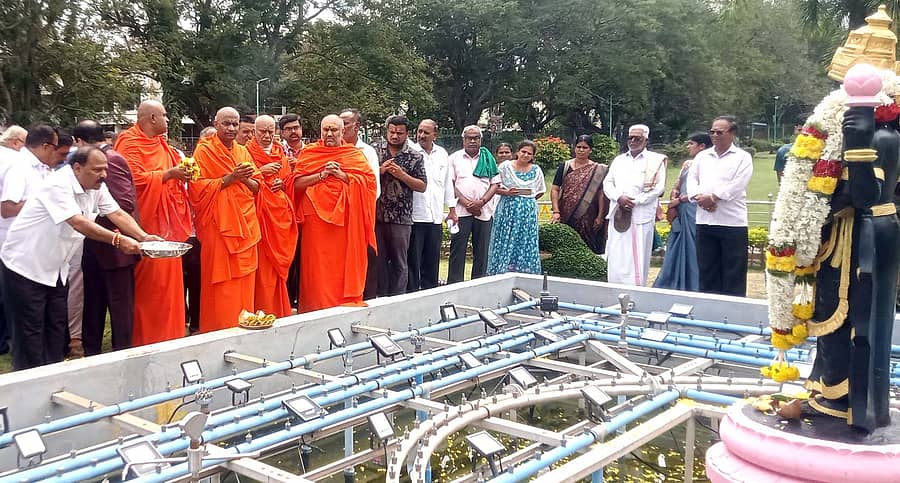 ತಲಕಾವೇರಿಯಲ್ಲಿ ಕಾವೇರಿ ತೀಥೋದ್ಭವ ಅಂಗವಾಗಿ ಮಂಡ್ಯದ ಕಾವೇರಿ ಉದ್ಯಾನದಲ್ಲಿ ಶುಕ್ರವಾರ ನಿಶ್ಚಲಾನಂದನಾಥ ಸ್ವಾಮೀಜಿ ಮತ್ತು ಗಣ್ಯರು ಕಾವೇರಿ ಮೂರ್ತಿಗೆ ಪೂಜೆ ಸಲ್ಲಿಸಿದರು 