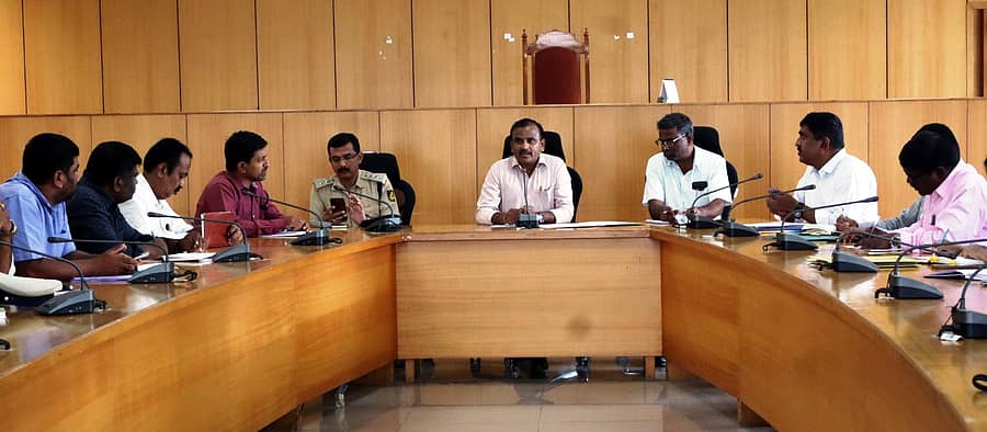 ರಾಮನಗರದ ಜಿಲ್ಲಾಧಿಕಾರಿ ಕಚೇರಿ ಸಭಾಂಗಣದಲ್ಲಿ ಏರ್ಪಡಿಸಿದ್ದ ಕನ್ನಡ ರಾಜ್ಯೋತ್ಸವ ಹಾಗೂ ಕಿತ್ತೂರು ರಾಣಿ ಚೆನ್ನಮ್ಮ ಜಯಂತಿ ಕುರಿತ ಪೂರ್ವಭಾವಿ ಸಭೆಯಲ್ಲಿ ಹೆಚ್ಚುವರಿ ಜಿಲ್ಲಾಧಿಕಾರಿ ಆರ್.ಚಂದ್ರಯ್ಯ ಮಾತನಾಡಿದರು. ಜಿ.ಪಂ.ಉಪ ಕಾರ್ಯದರ್ಶಿ ಧನರಾಜ್, ಹೆಚ್ಚುವರಿ ಪೊಲೀಸ್ ವರಿಷ್ಠಾಧಿಕಾರಿ ರಾಮಚಂದ್ರಯ್ಯ ಇತರರು ಹಾಜರಿದ್ದರು
