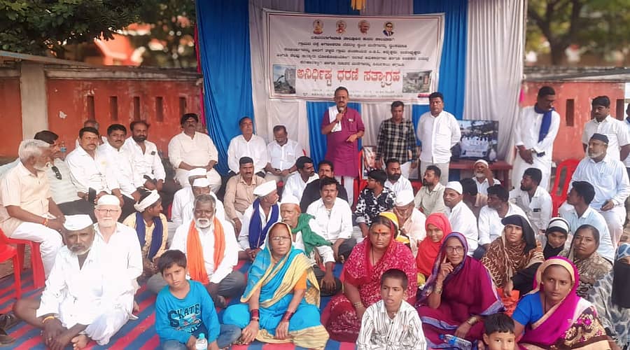 ಬಸವನಬಾಗೇವಾಡಿ ಪಟ್ಟಣದ ತಹಶಿಲ್ದಾರ ಕಚೇರಿಯ ಮುಂಭಾಗದಲ್ಲಿ ಕುದರಿಸಾಲವಾಡಗಿ ಗ್ರಾಮಸ್ಥರು ನಡೆಸುತ್ತಿರುವ ಅನಿರ್ದಿಷ್ಟ ಅವಧಿಯ ಧರಣಿಯಲ್ಲಿ ಬಿಜೆಪಿ ಜಿಲ್ಲಾಧ್ಯಕ್ಷ ಗುರಲಿಂಗಪ್ಪ ಅಂಗಡಿ ಮಾತನಾಡಿದರು.