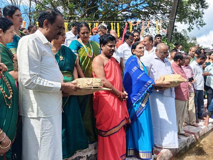 ತಲಕಾವೇರಿಯಲ್ಲಿ ತೀರ್ಥೋದ್ಭವದ ಹಿನ್ನೆಲೆ ಕೊಡ್ಲಿಪೇಟೆ ನಂದಿಪುರ ಕೆರೆಗೆ ಬಾಗಿನ ಸಮರ್ಪಣೆ ಮಾಡಲಾಯಿತು. ಮಾಜಿ ಸಚಿವ ಮಾಧುಸ್ವಾಮಿ ದಂಪತಿ, ಹೈಕೋರ್ಟ್‌ನ ಹಿರಿಯ ವಕೀಲ ಚಂದ್ರಮೌಳಿ ದಂಪತಿ, ವಿವಿಧ ಮಠದ ಸ್ವಾಮೀಜಿಗಳು ಭಾಗವಹಿಸಿದ್ದರು