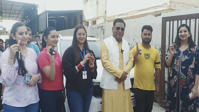 <div class="paragraphs"><p>ಹರಿಯಾಣದ ಪಂಚಕುಲಾದ ಫಾರ್ಮಾ ಕಂಪನಿ&nbsp;ಮಿಟ್ಸ್‌ಕಾರ್ಟ್‌ನ ಮಾಲೀಕರ ಭಾಟಿಯಾ ಅವರು ನೌಕರರಿಗೆ ಕಾರುಗಳ ಕೀಲಿ ಹಸ್ತಾಂತರಿಸಿದರು</p></div>