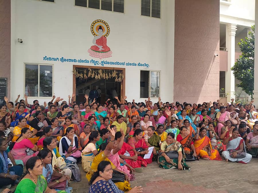 ಗೌರಿಬಿದನೂರು ತಾಲ್ಲೂಕು ಆಡಳಿತ ಸೌಧದ ಎದುರು ಅಂಗನವಾಡಿ ಕಾರ್ಯಕರ್ತೆಯರು ಶುಕ್ರವಾರ ಪ್ರತಿಭಟನೆ ನಡೆಸಿದರು