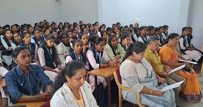 ಕೆ.ಆರ್.ಪೇಟೆ ಪಟ್ಟಣದ ಮಹಿಳಾ ಸರ್ಕಾರಿ ಪ್ರಥಮ ದರ್ಜೆ ಕಾಲೇಜಿನಲ್ಲಿ ವಿಶ್ವ ಮಾನಸಿಕ ಆರೋಗ್ಯ ದಿನ ಮತ್ತು ಅಂತರರಾಷ್ಟ್ರೀಯ ಹೆಣ್ಣು ಮಕ್ಕಳ ದಿನದ ಅಂಗವಾಗಿ ಆಯೋಜಿಸಿದ್ದ ಜಾಗೃತಿ ಕಾರ್ಯಕ್ರಮದಲ್ಲಿ ಭಾಗವಹಿಸಿರುವ ವಿದ್ಯಾರ್ಥನಿಯರು ಮತ್ತು ಪ್ರಾಧ್ಯಾಪಕರು