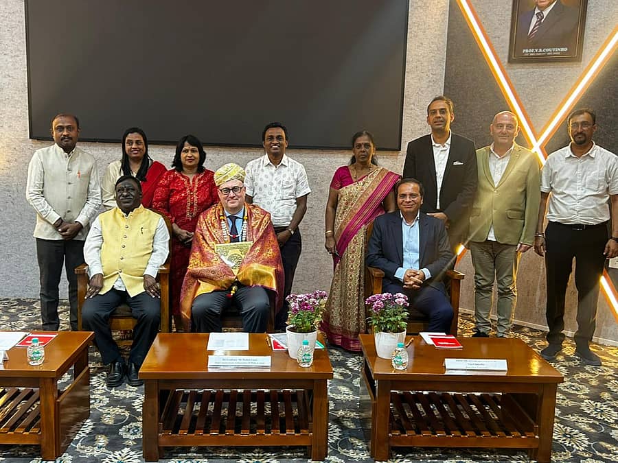 ಬೆಂಗಳೂರು ವಿಶ್ವವಿದ್ಯಾಲಯ‌ ಕಾನೂನು ಕಾಲೇಜು ಸಹಯೋಗದಲ್ಲಿ ಆಯೋಜಿಸಿದ್ದ ಉಪನ್ಯಾಸ ಕಾರ್ಯಕ್ರಮದಲ್ಲಿ ಹೈಕಮಿಷನರ್ ರೂಬೆನ್ ಗೌಸಿ ಅವರನ್ನು ಸನ್ಮಾನಿಸಲಾಯಿತು. ಎಸ್.ಎಂ.ಜಯಕರ, ಎನ್.ದಶರಥ್, ಡಾ. ಜ್ಯೋತಿ ವಿಶ್ವನಾಥ್ ಮತ್ತಿತರರು ಇದ್ದಾರೆ 