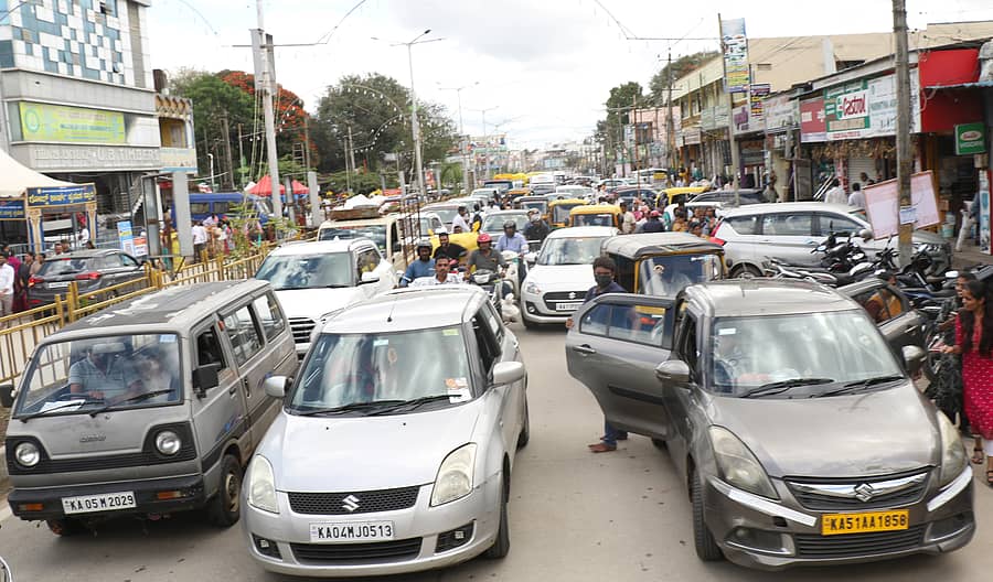 ಶುಕ್ರವಾರ ಹಾಸನದಲ್ಲಿ ಕಂಡು ಬಂದ ವಾಹನ ದಟ್ಟಣೆ