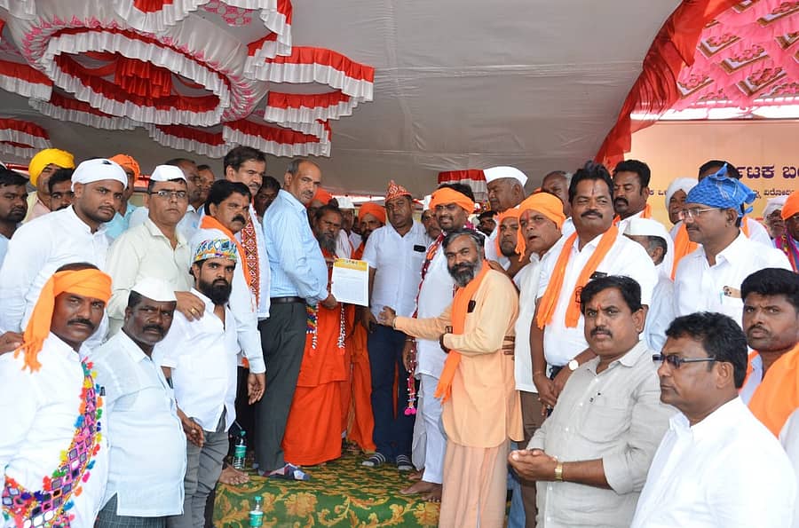 ಗದಗ ನಗರದಲ್ಲಿ ಬಂಜಾರ ಸಮುದಾಯದಿಂದ ಶುಕ್ರವಾರ ನಡೆದ ಗೋರ ನಸಾಬ್‌ನಲ್ಲಿ (ಮಹಾ ಪಂಚಾಯತ್) ಕೈಗೊಂಡ ನಿರ್ಣಯಗಳನ್ನು ತಕ್ಷಣವೇ ಈಡೇರಿಸುವಂತೆ ಆಗ್ರಹಿಸಿ ಕೊಲಂಬೊ ಮುಖಂಡರು ಗದಗ ಜಿಲ್ಲಾಧಿಕಾರಿ ಮೂಲಕ ಸರ್ಕಾರಕ್ಕೆ ಮನವಿ ಸಲ್ಲಿಸಿದರು