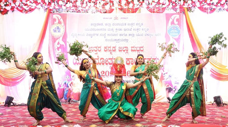 ಕಾರವಾರದಲ್ಲಿ ನಡೆದ ಜಿಲ್ಲಾಮಟ್ಟದ ಯುವ ಜನೋತ್ಸವದಲ್ಲಿ ಯುವತಿಯರ ತಂಡವೊಂದು ಜಾನಪದ ನೃತ್ಯ ಪ್ರದರ್ಶಿಸಿತು