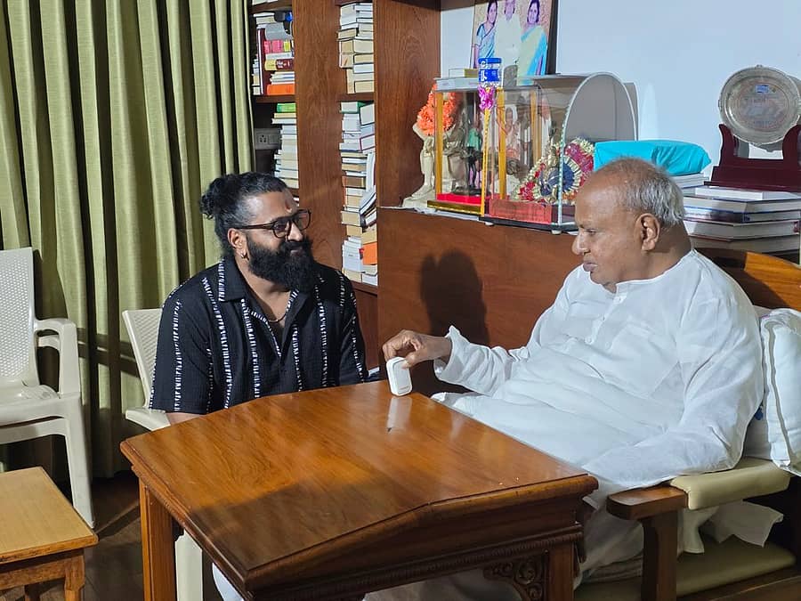 <div class="paragraphs"><p>ಮಾಜಿ ಪ್ರಧಾನಿ ಹೆಚ್.ಡಿ. ದೇವೇಗೌಡರನ್ನು ಭೇಟಿಯಾದ ರಿಷಬ್ ಶೆಟ್ಟಿ</p></div>