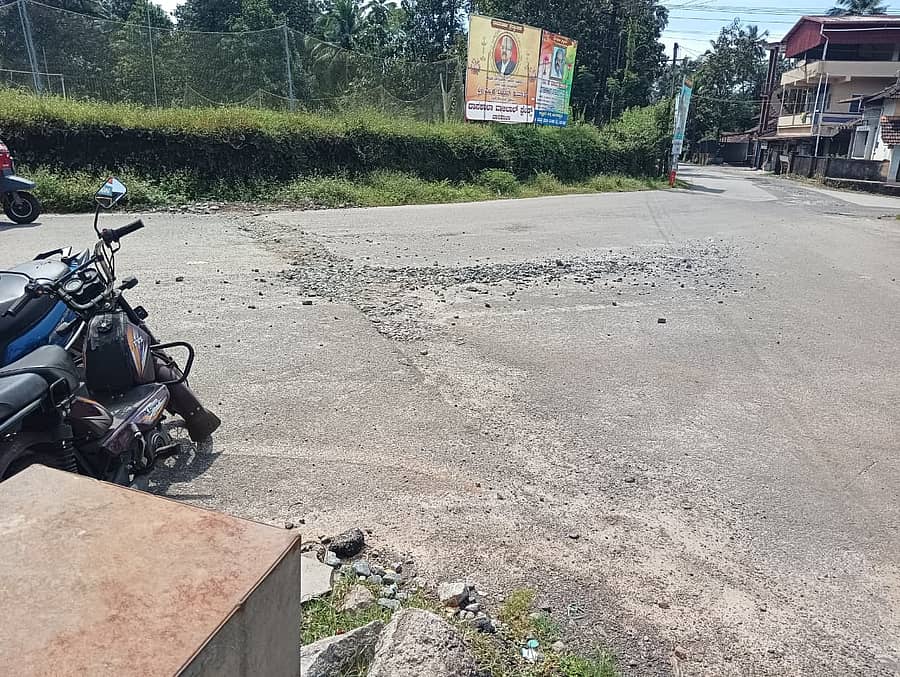 ಕಾರ್ಕಳ ಗೊಮ್ಮಟೇಶ್ವರ ಬೆಟ್ಟದ ಪ್ರವೇಶ ರಸ್ತೆಯಲ್ಲಿ ಜಲ್ಲಿ ಕಿತ್ತು ಹೋಗಿರುವುದು
