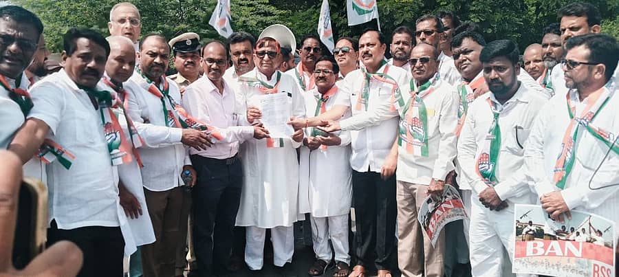 ಶಹಾಬಾದ್‌ ನಗರದ ವಾಡಿ ಕ್ರಾಸ್ ಬಳಿ ಉಸ್ತುವಾರಿ ಸಚಿವ ಪ್ರಿಯಾಂಕ್ ಖರ್ಗೆ ಪರವಾಗಿ ಬ್ಲಾಕ್ ಕಾಂಗ್ರೆಸ್ ಪಕ್ಷದಿಂದ ಪ್ರತಿಭಟನೆ ನಡೆಯಿತು 