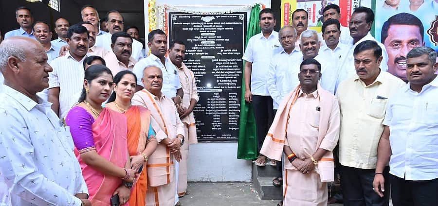 ವ್ಯವಸಾಯೋತ್ಪನ್ನಗಳ ಮಾರಾಟ ಸಹಕಾರ ಸಂಘದ ಕಟ್ಟಡವನ್ನು ಶಾಸಕ ಎನ್‌.ಶ್ರೀನಿವಾಸ್‌ ಉದ್ಘಾಟಿಸಿದರು. ಬಿ.ಎನ್‌.ನರಸಿಂಹಮೂರ್ತಿ, ಮೋಹನ್‌ಕುಮಾರ್‌, ಗುರುಪ್ರಕಾಶ್‌,  ಕೇಶವಮೂರ್ತಿ,   ಎನ್‌.ಗಣೇಶ್‌,  ಲೋಲಾಕ್ಷಿ ಗಂಗಾಧರ್‌ ಇದ್ದಾರೆ.