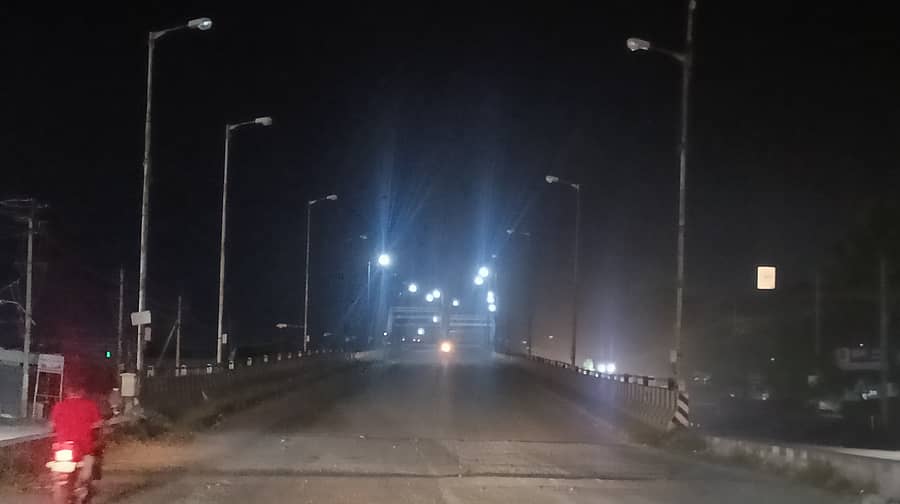 ಹರಿಹರದ ಅಮರಾವತಿ ಬಳಿಯ ಮೇಲ್ಸೇತುವೆ ಬಳಿಯ ಬೀದಿ ದೀಪಗಳಲ್ಲಿ ಕೆಲವು ಬೆಳಗದೇ ಸ್ಥಗಿತಗೊಂಡಿರುವುದು