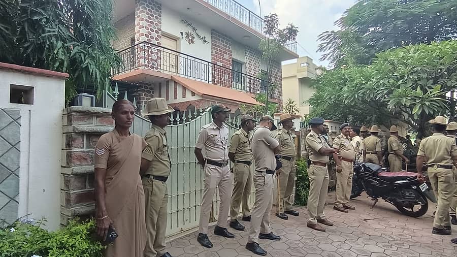 <div class="paragraphs"><p>ಕಲಬುರಗಿ ನಗರದ ಗುಬ್ಬಿ ಕಾಲೊನಿಯಲ್ಲಿರುವ ಆಳಂದ ಕ್ಷೇತ್ರ ಮತ ಕ್ಷೇತ್ರದ ಬಿಜೆಪಿ ಮಾಜಿ ಶಾಸಕ ಸುಭಾಷ್ ಗುತ್ತಿಗೆದಾರ ಅವರ ಮನೆ ಮೇಲೆ ದಾಳಿ ನಡೆಸಿರುವುದು</p></div>