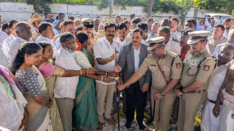 ಆನೇಕಲ್ ತಾಲ್ಲೂಕಿನ ಸರ್ಜಾಪುರದಲ್ಲಿ ಪ್ರೇಸ್ಟೀಜ್ ಸಂಸ್ಥೆಯು ಸಿಎಸ್ಆರ್ ಅನುದಾನದಿಂದ ₹4.5 ಕೋಟಿ ವೆಚ್ಚದಲ್ಲಿ ನಿರ್ಮಿಸುತ್ತಿರುವ ಪೊಲೀಸ್ ಠಾಣೆಯ ಕಟ್ಟಡಕ್ಕೆ ಶಾಸಕ ಬಿ.ಶಿವಣ್ಣ, ಕರ್ನಾಟಕ ರಾಜ್ಯ ಪೊಲೀಸ್ ಮಹಾ ನಿರ್ದೇಶಕ ಡಾ.ಎಂ.ಎ.ಸಲೀಂ ಭೂಮಿ ಪೂಜೆ ನೆರವೇರಿಸಿದರು