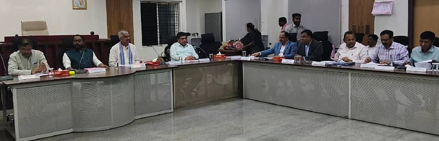 ಕೋಲಾರದಲ್ಲಿ ಶುಕ್ರವಾರ ಕರ್ನಾಟಕ ವಿಧಾನ ಪರಿಷತ್ತಿನ ಸರ್ಕಾರಿ ಭರವಸೆಗಳ ಸಮಿತಿ ಅಧ್ಯಕ್ಷ ಟಿ.ಎ.ಶರವಣ ನೇತೃತ್ವದಲ್ಲಿ ನಡೆದ ಸಭೆಯಲ್ಲಿ ಸಮಿತಿ ಸದಸ್ಯರು, ಜಿಲ್ಲಾಧಿಕಾರಿ ಎಂ.ಆರ್‌.ರವಿ ಹಾಗೂ ಅಧಿಕಾರಿಗಳು ಪಾಲ್ಗೊಂಡಿದ್ದರು