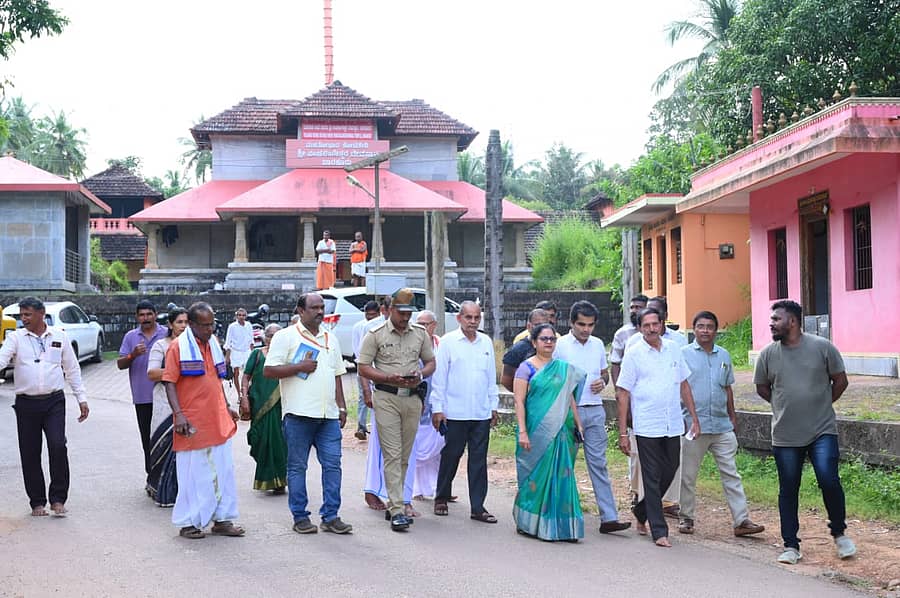 ತುಳುನಾಡು ಹಂಪೆ ಎಂದೇ ಪ್ರಸಿದ್ಧಿ ಪಡೆದಿದ್ದ ತುಳುನಾಡ ರಾಜಧಾನಿ ಬಾರ್ಕೂರಿನ ಸಮಗ್ರ ಅಭಿವೃದ್ಧಿಯ ಹಿತದೃಷ್ಟಿಯಿಂದ ಬಾರ್ಕೂರಿನ ಪ್ರಮುಖ ದೇವಾಲಯ, ಬಸದಿ, ಕೋಟೆ ಪ್ರದೇಶಗಳನ್ನು ಉಡುಪಿ ಜಿಲ್ಲಾಧಿಕಾರಿ ಸ್ವರೂಪ ಟಿ.ಕೆ ಬುಧವಾರ ವೀಕ್ಷಿಸಿದರು.