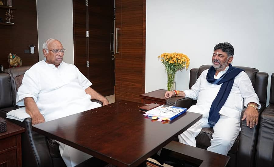 ಮಲ್ಲಿಕಾರ್ಜುನ ಖರ್ಗೆ, ಡಿ.ಕೆ.ಶಿವಕುಮಾರ್‌ ಶುಕ್ರವಾರ ಚರ್ಚೆ ನಡೆಸಿದರು. 