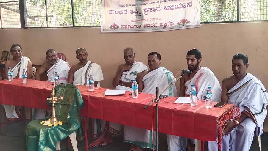 ನರಸಿಂಹರಾಜಪುರದದ ಅನ್ನಪೂರ್ಣ ರಂಗನಾಥ್ ರಾವ್ ಸಭಾಭವನದಲ್ಲಿ ಶುಕ್ರವಾರ ಶಾಂಕರ ತತ್ವ ಪ್ರಸಾರ ಅಭಿಯಾನದ ಆಶ್ರಯದಲ್ಲಿ ನಡೆದ ಕಾರ್ಯಕ್ರಮದಲ್ಲಿ ಕೋಣಂದೂರಿನ ರವೀಂದ್ರ ಭಟ್ ಉಪನ್ಯಾಸ ನೀಡಿದರು