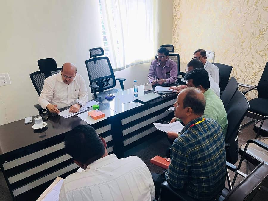 <div class="paragraphs"><p>ಗಂಗಾವತಿ ನಗರಸಭೆಯ ಪೌರಾಯುಕ್ತರ ಕಚೇರಿಯಲ್ಲಿ ಶುಕ್ರವಾರ ಜಿಲ್ಲಾಧಿಕಾರಿ ಸುರೇಶ ಬಿ ಇಟ್ನಾಳ ಅವರು ಅಧಿಕಾರಿಗಳೊಂದಿಗೆ ಸಭೆ ನಡೆಸಿದರು</p></div>