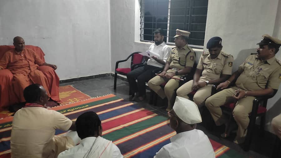 ಬಾಗಲಕೋಟೆ ಜಿಲ್ಲೆಯ ಚಿಕ್ಕಾಲಗುಂಡಿಯಲ್ಲಿರುವ ಕನೇರಿ ಮಠದ ಕಾಡಸಿದ್ದೇಶ್ವರ ಸ್ವಾಮೀಜಿಯೊಂದಿಗೆ ಡಿಎಸ್‌ಪಿ ಗಜಾನನ ಸುತಾರ ಜಿಲ್ಲಾಧಿಕಾರಿ ಆದೇಶ ಕುರಿತು ಚರ್ಚಿಸಿದರು