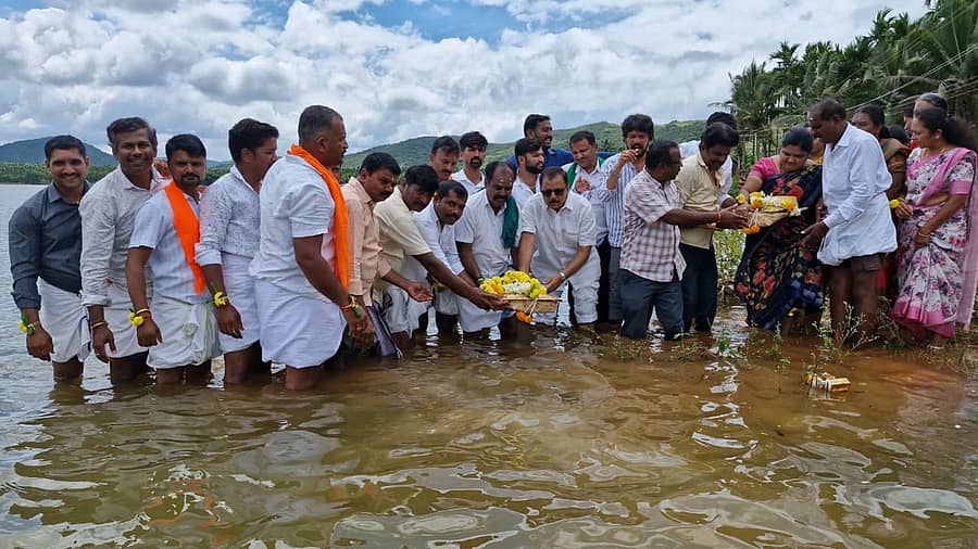 ಚನ್ನಗಿರಿ ತಾಲ್ಲೂಕು ಮಲಹಾಳ್ ಕೆರೆ ತುಂಬಿದ್ದು ಶುಕ್ರವಾರ ಮಾಜಿ ಶಾಸಕ ಮಾಡಾಳ್ ವಿರೂಪಾಕ್ಷಪ್ಪ ಬಾಗಿನ ಅರ್ಪಿಸಿದರು