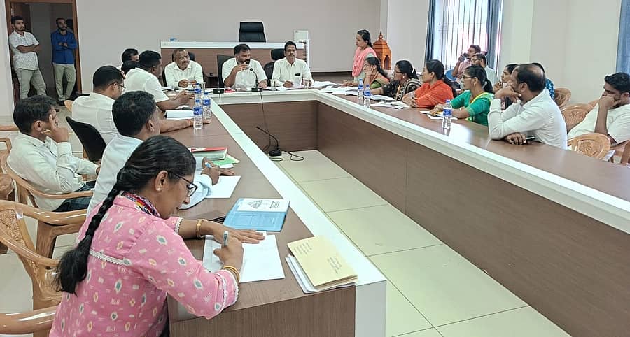 ಬೈಂದೂರು  ತಾಲೂಕು ಕಚೇರಿ ಪ್ರಜಾ ಸೌಧದ ಸಭಾಂಗಣದಲ್ಲಿ ಗುರುರಾಜ ಗಂಟಿಹೊಳೆ ಅಧ್ನಯಕ್ಡೆಷತೆಯಲ್ಲಿ ಸಭೆ ನಡೆಯಿತು.
