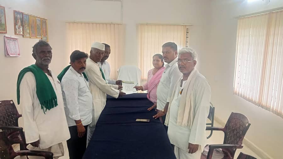 ನರಗುಂದದಲ್ಲಿ ರೈತ ಸೇನಾ ಕರ್ನಾಟಕದ ಸದಸ್ಯರು ಮಲಪ್ರಭಾ ಕಾಲುವೆಗಳಿಗೆ ನವಿಲುತೀರ್ಥ ಜಲಾಶಯದಿಂದ ನೀರು ಹರಿಸುವಂತೆ ಆಗ್ರಹಿಸಿ ನೀರಾವರಿ ಇಲಾಖೆಗೆ ಮನವಿ ಸಲ್ಲಿಸಿದರು 