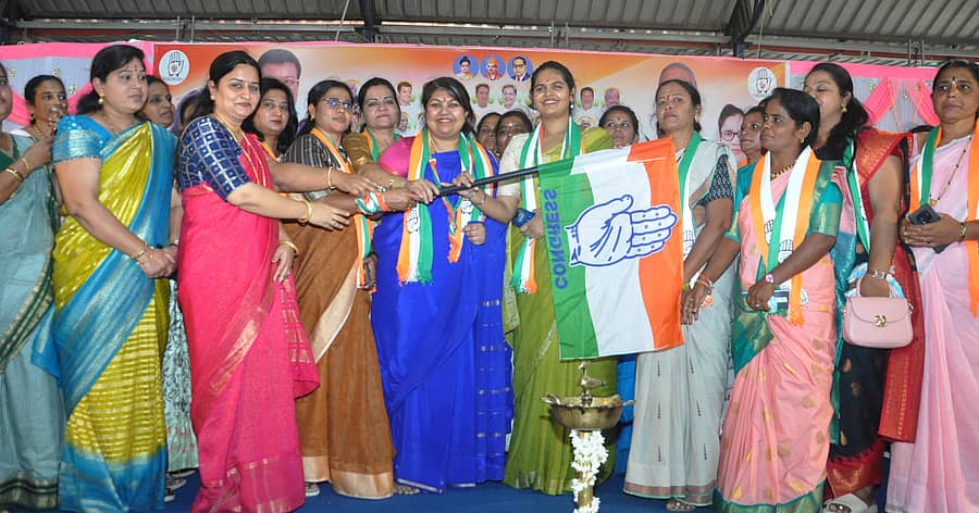 ವಿಜಯಪುರ ಜಿಲ್ಲಾ ಮಹಿಳಾ ಕಾಂಗ್ರೆಸ್ ಘಟಕದ ಅಧ್ಯಕ್ಷೆಯಾಗಿ ನೇಮಕವಾದ ರಮೀಜಾ ನದಾಫ್ ಅವರಿಗೆ ಕೆಪಿಸಿಸಿ ಮಹಿಳಾ ಘಟಕದ ರಾಜ್ಯ ಘಟಕದ ಅಧ್ಯಕ್ಷೆ ಸೌಮ್ಯಾ ರೆಡ್ಡಿ ಪಕ್ಷದ ಧ್ವಜ ನೀಡಿ ಜವಾಬ್ದಾರಿ ವಹಿಸಿದರು –ಪ್ರಜಾವಾಣಿ ಚಿತ್ರ