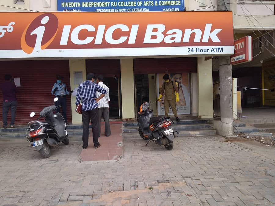 ಯಾದಗಿರಿಯ ಐಸಿಐಸಿಐ ಬ್ಯಾಂಕ್‌ ಸಿಬ್ಬಂದಿಯಲ್ಲಿ ಕೋವಿಡ್‌ ದೃಢಪಟ್ಟಿದ್ದರಿಂದ ಬ್ಯಾಂಕ್‌ ಅನ್ನು ಸೀಲ್‌ಡೌನ್‌ ಮಾಡಿ ಸ್ಯಾನಿಟೈಸ್‌ ಮಾಡಲಾಯಿತು