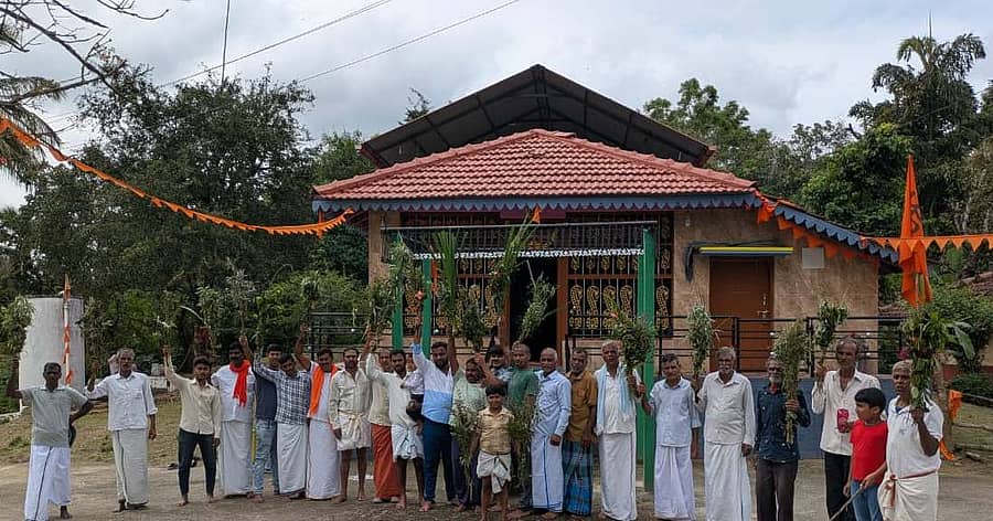 ಆಲೂರು ತಾಲ್ಲೂಕು ಮುರುಡೂರು ಗ್ರಾಮದ ದೇವಸ್ಥಾನದ ಬಳಿ ದೀಪಾವಳಿ ಹಬ್ಬವನ್ನು ಸೊಪ್ಪು ಕಂತೆಯೊಂದಿಗೆ ಲಕ್ಯೋ ಲಕ್ಯೋ ಎಂದು ಕೂಗುತ್ತಾ ಸಂಭ್ರಮಿಸಿದರು 