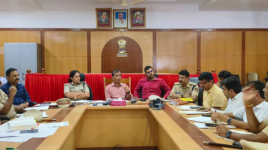 ದಾವಣಗೆರೆಯ ಜಿಲ್ಲಾಧಿಕಾರಿಗಳ ಕಚೇರಿ ಸಭಾಂಗಣದಲ್ಲಿ ಜಿಲ್ಲಾ ಮರಳು ಉಸ್ತುವಾರಿ ಸಮಿತಿಯ ಸಭೆ ನಡೆಯಿತು