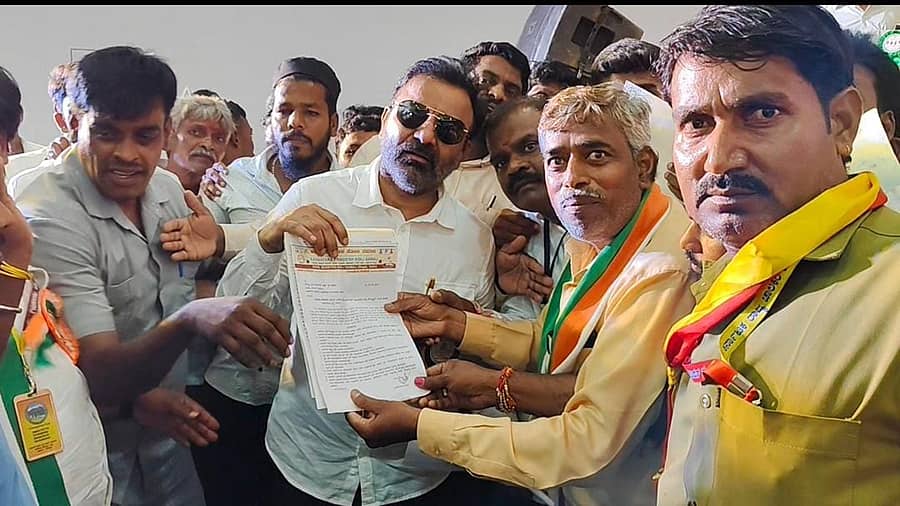 ಯಾದಗಿರಿಯಲ್ಲಿ ಈಚೆಗೆ ಕಾರ್ಮಿಕ ಸಚಿವ ಸಂತೋಷ್ ಲಾಡ್ ಅವರಿಗೆ ಗಿರಿನಾಡು ಟ್ಯಾಕ್ಸಿ ಕಾರು ಚಾಲಕರ ಜಿಲ್ಲಾ ಘಟಕದ ಮುಖಂಡರು ಮನವಿಪತ್ರ ಸಲ್ಲಿಸಿದರು