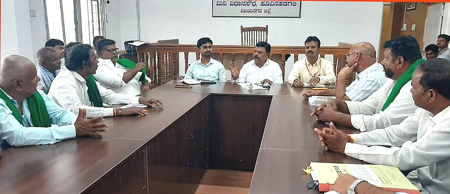 ಹೂವಿನಹಡಗಲಿ ತಾಲ್ಲೂಕು ಕಚೇರಿಯಲ್ಲಿ ಕಬ್ಬು ಬೆಳೆಗಾರರು, ಸಕ್ಕರೆ ಕಾರ್ಖಾನೆ ಅಧಿಕಾರಿಗಳ ಸಭೆಯಲ್ಲಿ ತಹಶೀಲ್ದಾರ್ ಜಿ. ಸಂತೋಷಕುಮಾರ್ ಮಾತನಾಡಿದರು