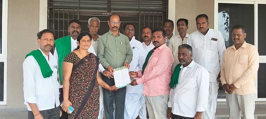ಬಬಲೇಶ್ವರ ತಹಶೀಲ್ದಾರ್‌ಗೆ ಕರ್ನಾಟಕ ರಾಜ್ಯ ರೈತ ಸಂಘ ಹಾಗೂ ಹಸಿರು ಸೇನೆಯಿಂದ ಮನವಿ ಸಲ್ಲಿಸಲಾಯಿತು