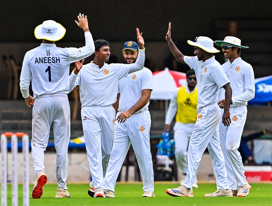 <div class="paragraphs"><p>ರೈಲ್ವೇಸ್‌ ತಂಡದ ಅಭಿಷೇಕ್‌ ಕೌಶಲ್‌ ವಿಕೆಟ್‌ ಪಡೆದ ಕರ್ನಾಟಕ ತಂಡದ ಹಾರ್ದಿಕ್‌ರಾಜ್‌ ಅವರನ್ನು ಸಹ ಆಟಗಾರರು ಅಭಿನಂದಿಸಿದರು </p></div>