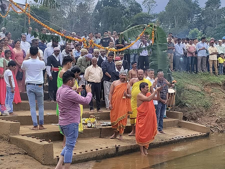 ನಾಪೋಕ್ಲು ಸಮೀಪದ ಬಲಮುರಿ ಕ್ಷೇತ್ರದಲ್ಲಿ ಶನಿವಾರ ಕಾವೇರಿ ನದಿಗೆ ಮಹಾ ಮಂಗಳಾರತಿ ನೆರವೇರಿಸಲಾಯಿತು.