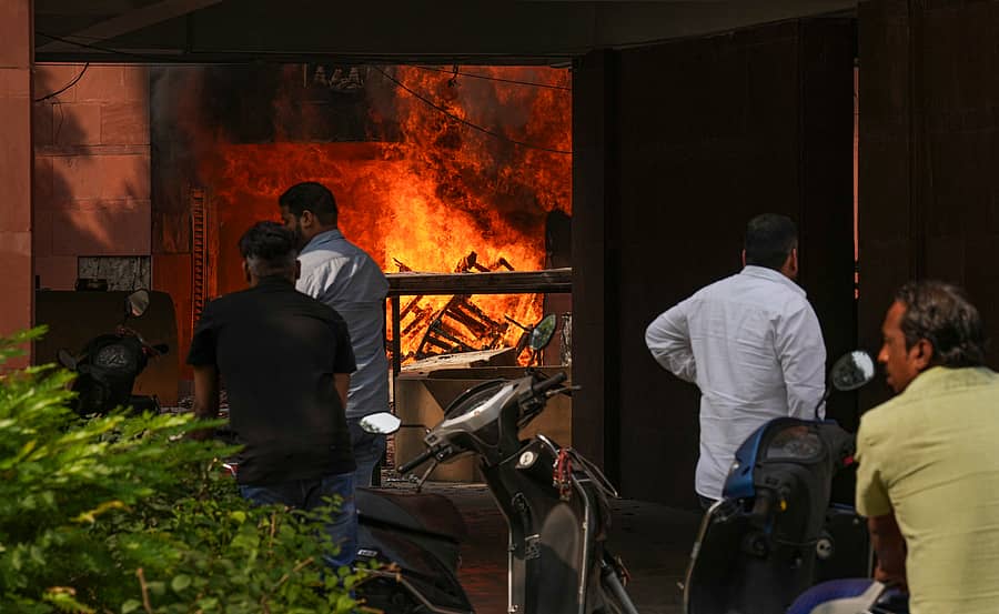 ನವದೆಹಲಿಯ ಬ್ರಹ್ಮಪುತ್ರ ಅಪಾರ್ಟ್‌ಮೆಂಟ್‌ನಲ್ಲಿ ಕಾಣಿಸಿಕೊಂಡ ಬೆಂಕಿ ನಂದಿಸುತ್ತಿರುವ ಸಿಬ್ಬಂದಿ–ಪಿಟಿಐ ಚಿತ್ರ