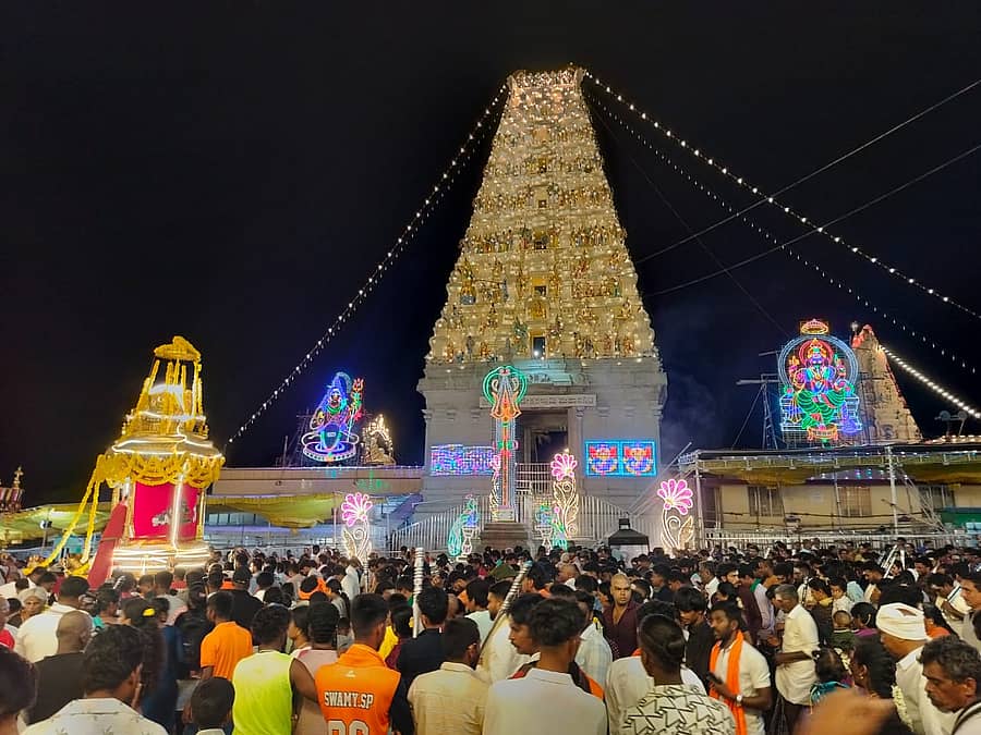ಮಲೆ ಮಾದಪ್ಪನ ಸನ್ನಿಧಿಯಲ್ಲಿ ನಡೆಯುತ್ತಿರುವ ದೀಪಾವಳಿ ಜಾತ್ರಾ ಮಹೋತ್ಸವಕ್ಕೆ ಹರಿದುಬಂದಿರುವ ಭಕ್ತರು