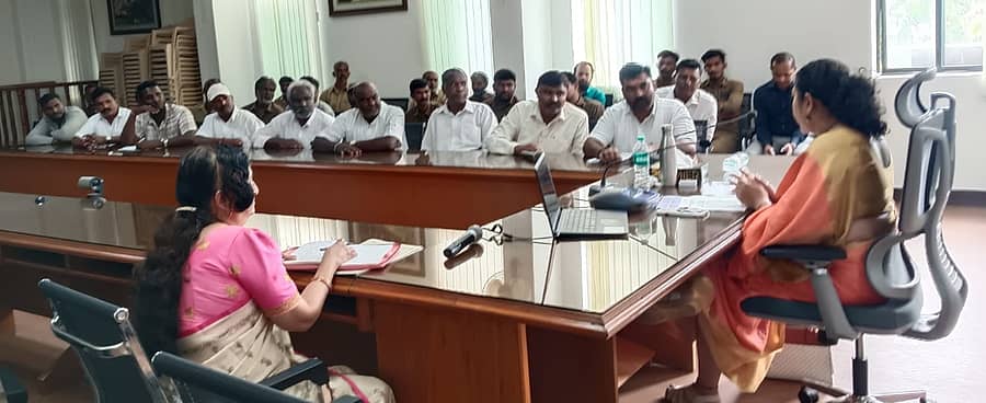 ಚಾಮರಾಜನಗರದ ಜಿಲ್ಲಾಡಳಿತ ಭವನದಲ್ಲಿ ರಾಜ್ಯ ಪೌರ ಕಾರ್ಮಿಕರ ಮಹಾ ಸಂಘದ ಮುಖಂಡರ ಜೊತೆ ಜಿಲ್ಲಾಧಿಕಾರಿ ಶಿಲ್ಪಾನಾಗ್ ಸಭೆ ನಡೆಸಿದರು
