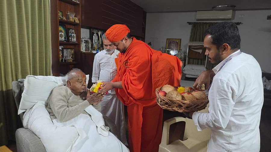 ಶ್ರವಣಬೆಳಗೊಳದ ದಿಗಂಬರ ಜೈನ ಮಠದ ಪೀಠಾಧಿಪತಿ ಸ್ವಸ್ತಿಶ್ರೀ ಅಭಿನವ ಚಾರುಕೀರ್ತಿ ಭಟ್ಟಾರಕ ಸ್ವಾಮೀಜಿ ಅವರು ಬೆಂಗಳೂರಿನಲ್ಲಿ ರಾಜ್ಯಸಭಾ ಸದಸ್ಯ ಎಚ್.ಡಿ.ದೇವೇಗೌಡ ಅವರನ್ನು ಭೇಟಿ ಮಾಡಿ ಆರೋಗ್ಯ ವಿಚಾರಿಸಿ, ಪ್ರಸಾದವನ್ನು ಅರ್ಪಿಸಿದರು.