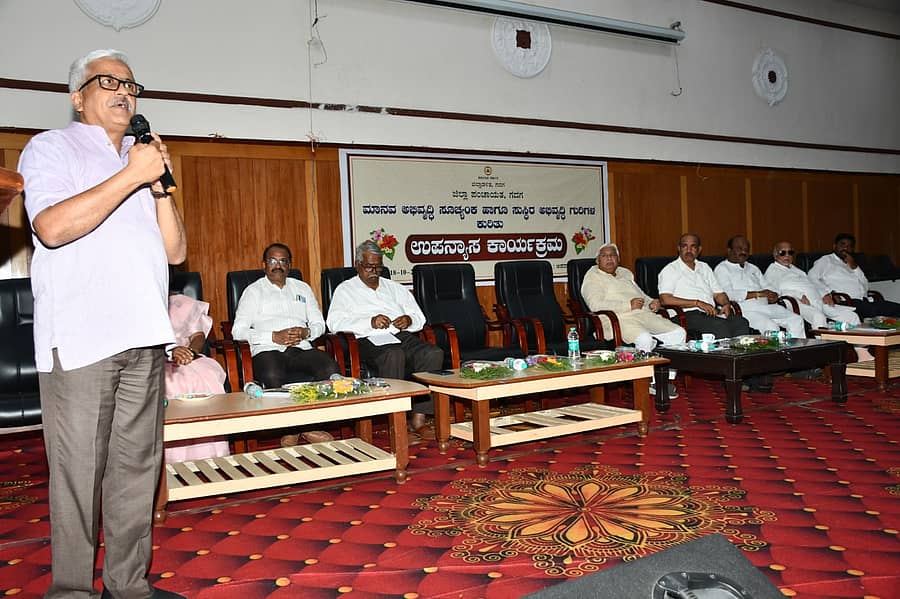 ಗದಗ ಜಿಲ್ಲಾಡಳಿತ ಭವನದಲ್ಲಿ ಶನಿವಾರ ನಡೆದ ‘ಮಾನವ ಅಭಿವೃದ್ಧಿ ಸೂಚ್ಯಂಕ ಹಾಗೂ ಸುಸ್ಥಿತ ಅಭಿವೃದ್ಧಿ ಗುರಿ’ ವಿಷಯ ಕುರಿತಾಗಿ ಕರ್ಮಯೋಗಿ ಮಿಷನ್‌ನ ಡಾ. ಬಾಲಸುಬ್ರಹ್ಮಣ್ಯಂ ಉಪನ್ಯಾಸ ನೀಡಿದರು 