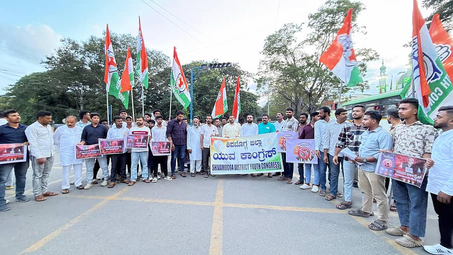 ಶಿವಮೊಗ್ಗದಲ್ಲಿ ಶುಕ್ರವಾರ ನಡೆದ ಯುವ ಕಾಂಗ್ರೆಸ್ ಜಿಲ್ಲಾ ಘಟಕದ ಕಾರ್ಯಕರ್ತರ ಪ್ರತಿಭಟನೆಯ ನೋಟ.